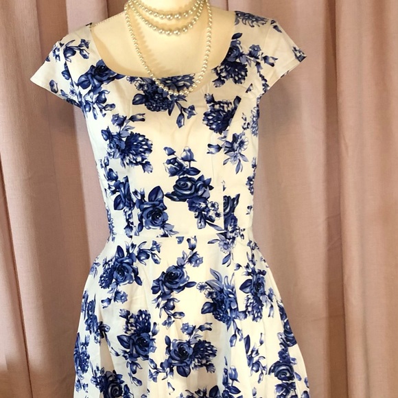Kuvant - 1950’s Retro Style Scoop Neck Cocktail Dress in White & Blue Floral - Picture 4 of 16